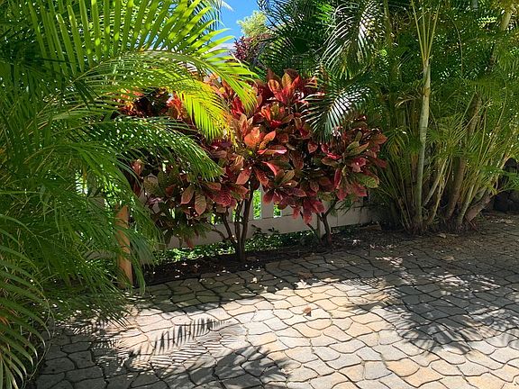 2nd image of 75-6081 Alii Dr APT Rr104