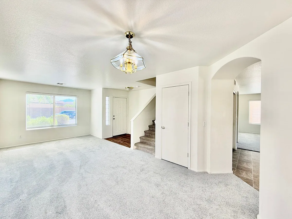 5 bed, 3.0 bath, 2182 sqft, $2,100 — Photo 4