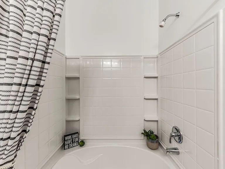 2BD, 2BA - 1150SF - Primary Bathroom