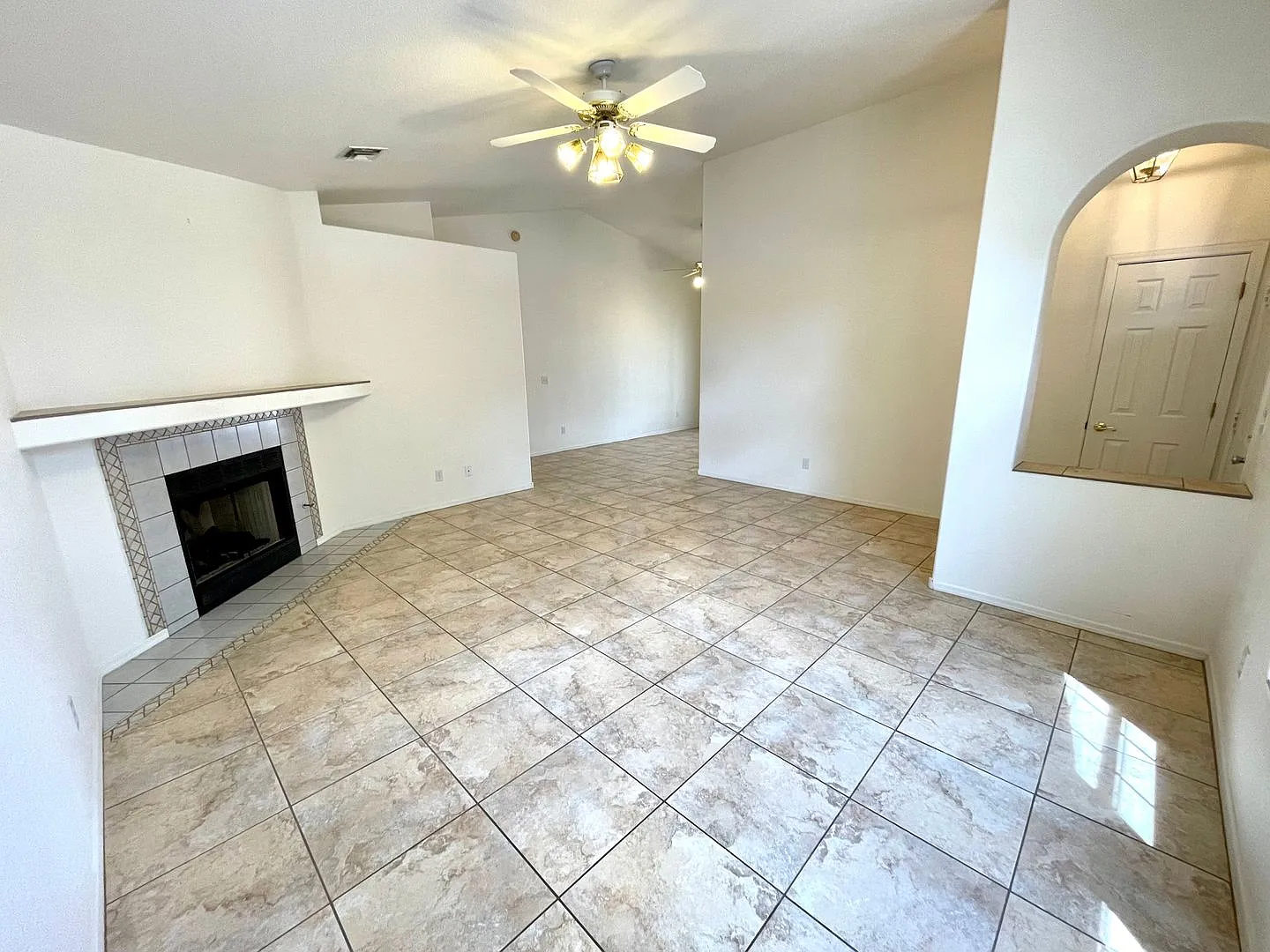 Cute 3 Bedroom Home in Center of Kingman- Available Now! — Photo 4