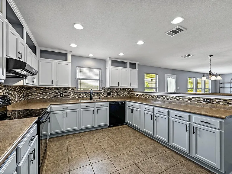 214 Briarwood Dr — Photo 8
