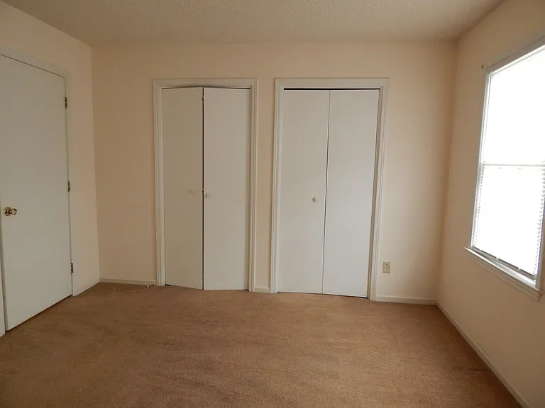738 E Coventry Ln — Photo 6