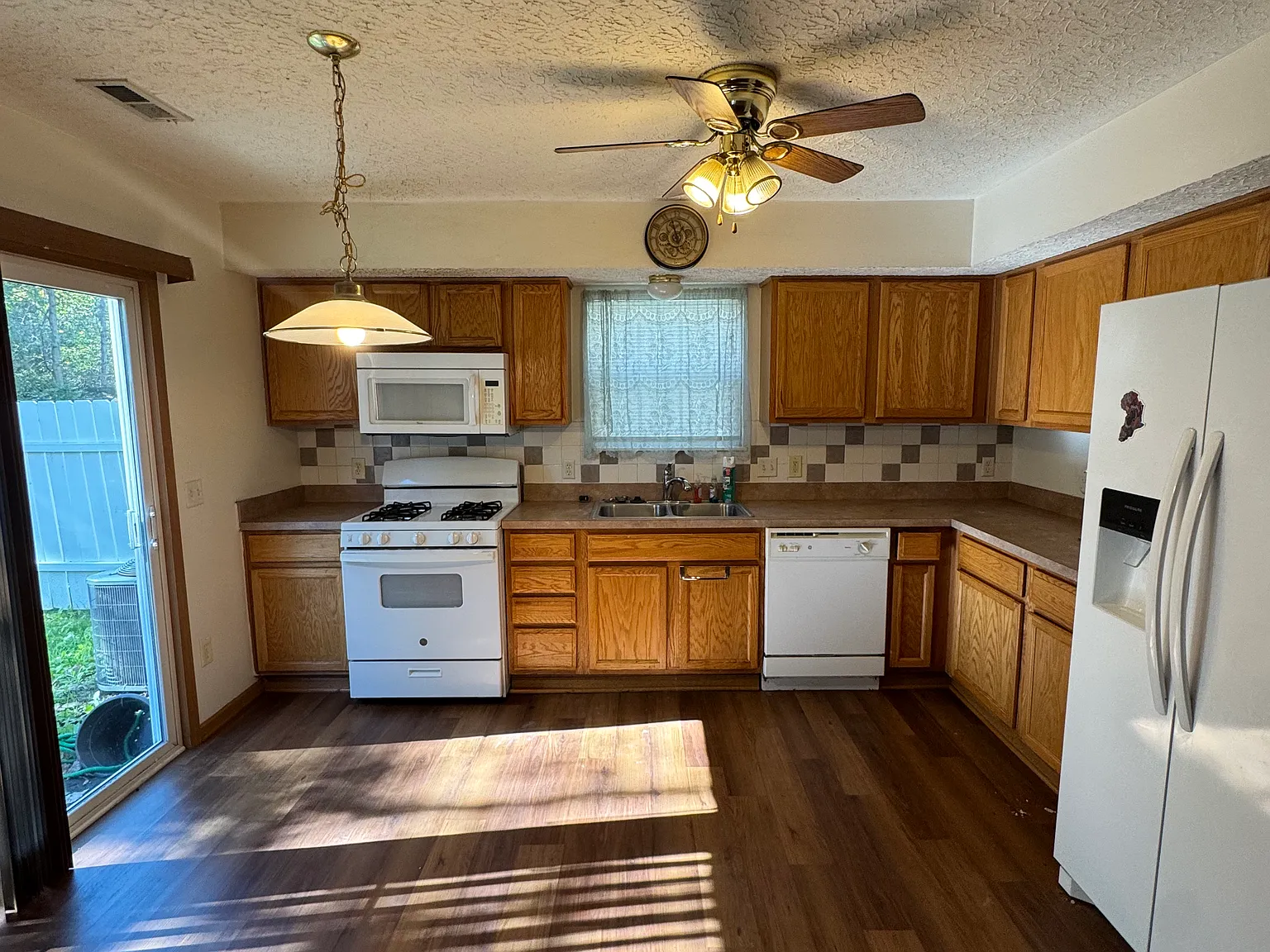 3 bed, 2.5 bath, 1354 sqft, $1,650 — Photo 3