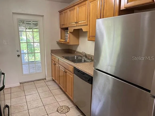 3 bed, 2.0 bath, 1690 sqft, $1,695 — Photo 3