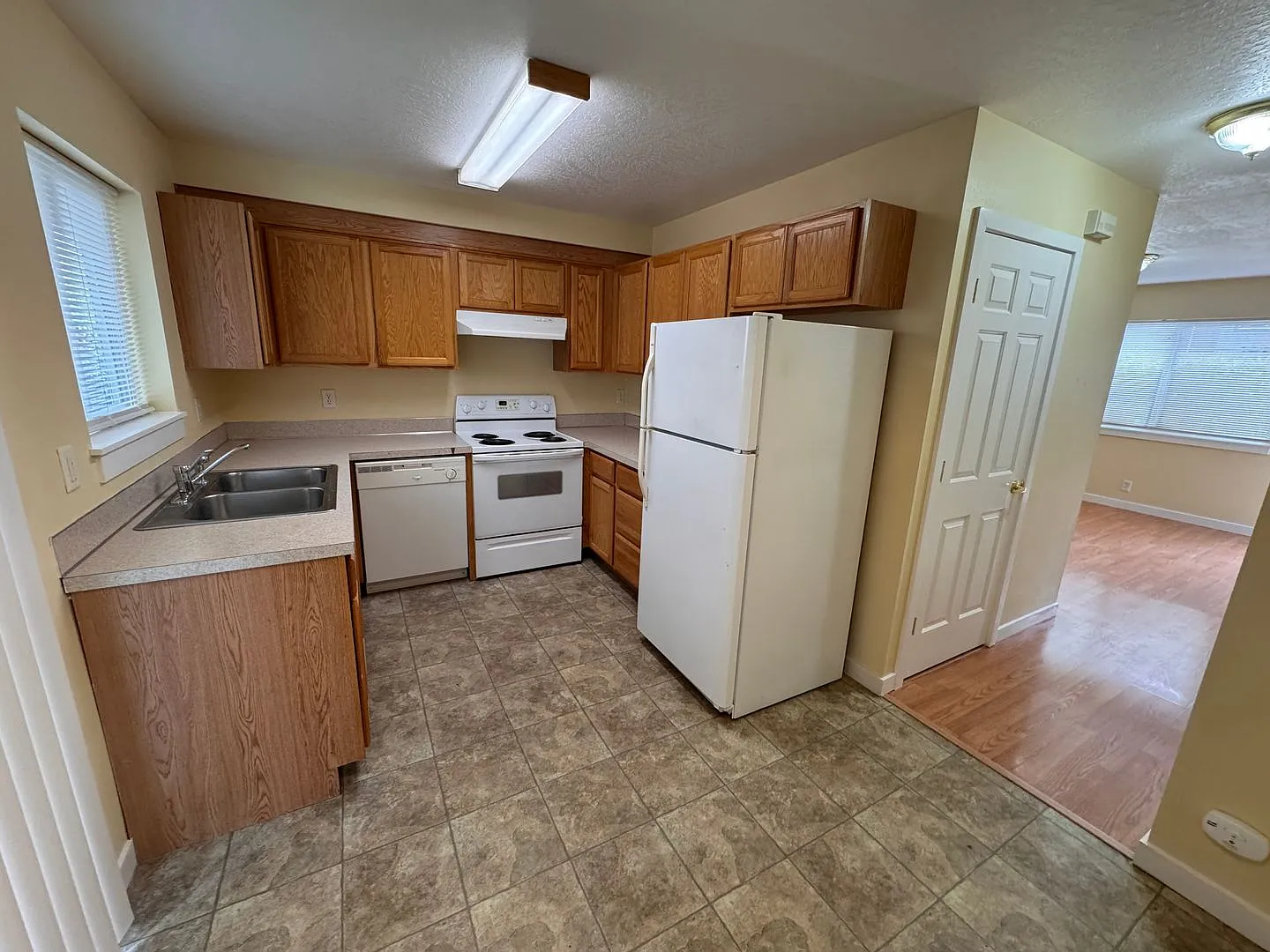 Blocks from UO! 2 large bedrooms 1.5 bath included in unit laundry and off street parking — Photo 1