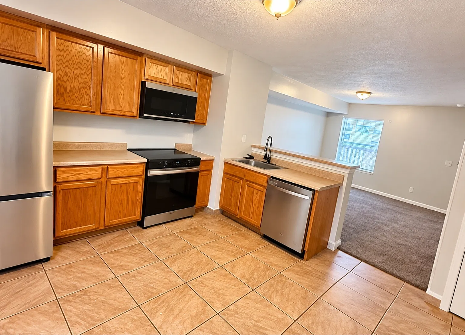 3 bed, 1800 sqft, $1,200 — Photo 1