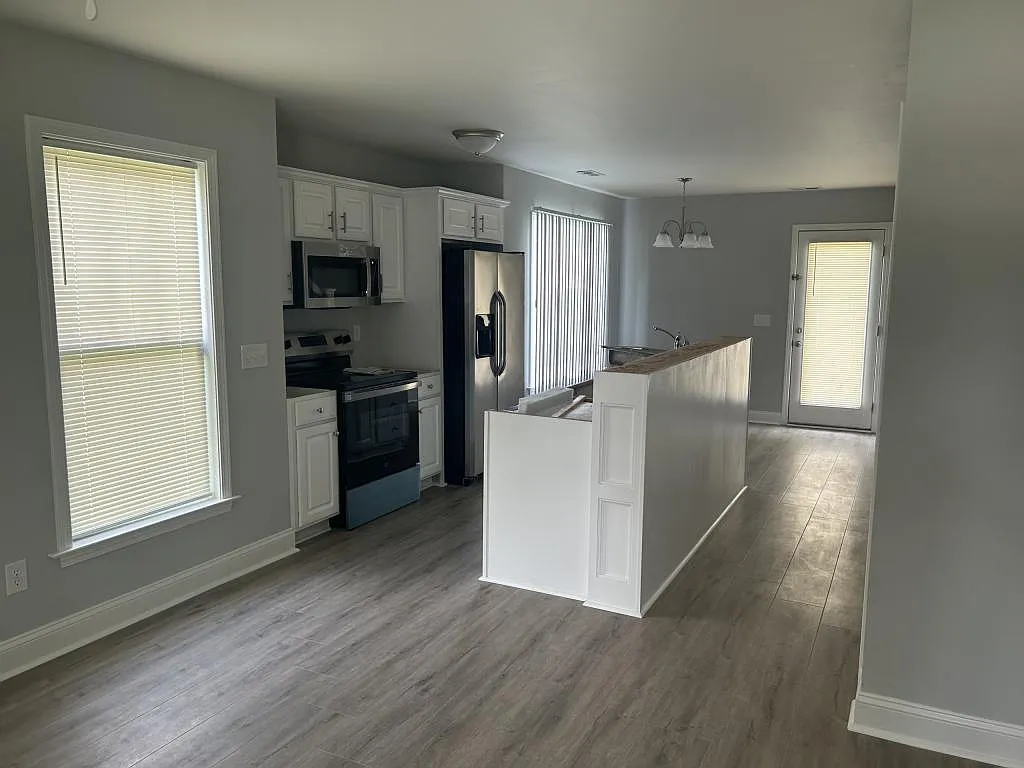 3713 Breckridge Cir — Photo 3