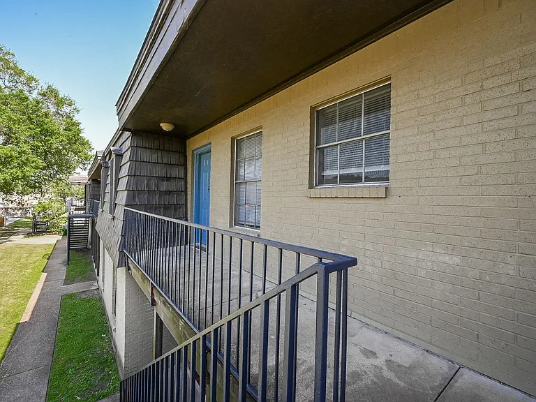 1518 East Ave — Photo 39