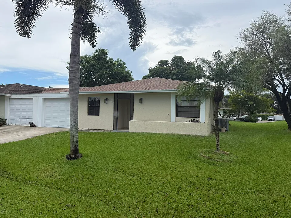4814 Paulie Ct