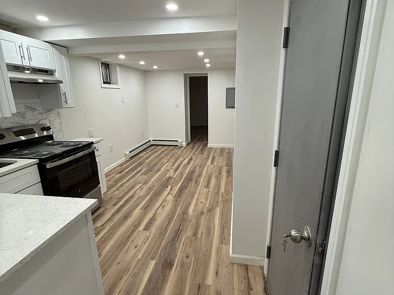 128 Campbell Ave #BASEMENT — Photo 4