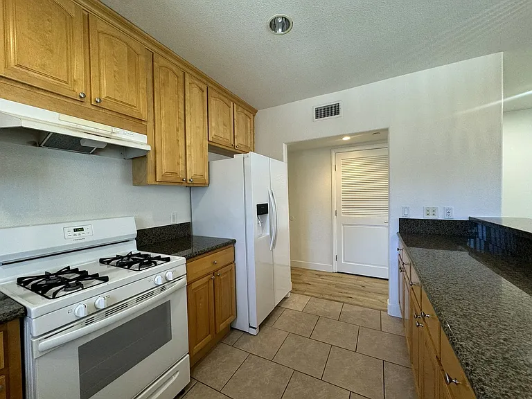 4077 Inglewood Blvd — Photo 32
