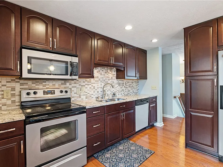 16 Wheatfield Dr — Photo 9