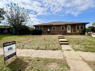 1023 SW Kingscross Rd, Blue Springs, MO 64014