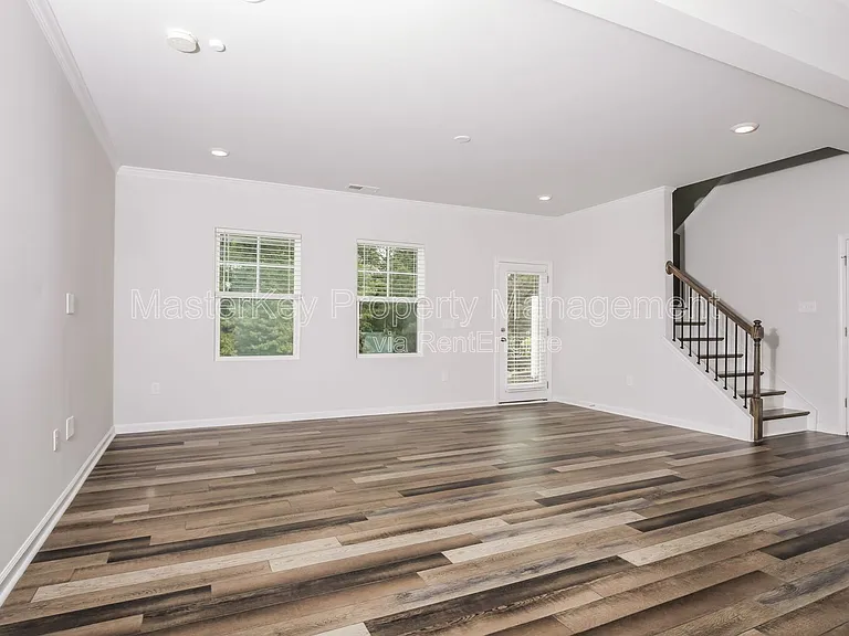 2061 Caen St — Photo 9