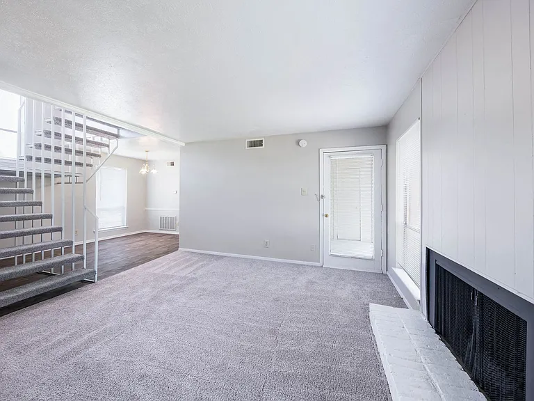 Augusta: Living Room with Fireplace