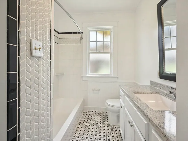 687 N McLean Blvd — Photo 1