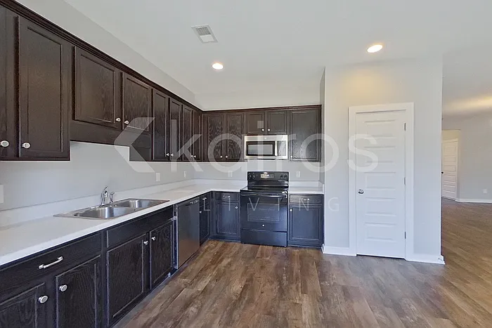 204 White Oak Cir — Photo 5