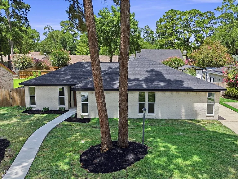 25402 Thistlewaite Ln — Photo 43