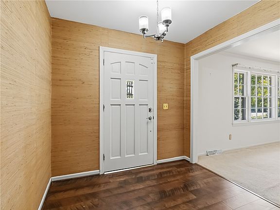 4th image of 6 Braddock Dr