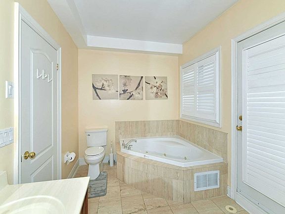 4th image of 1376 Eglinton Ave W