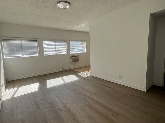 3rd image of 1736 N Sycamore Ave APT 210