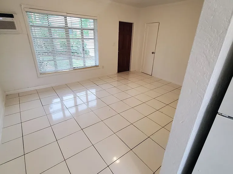 1735 Wiley St — Photo 2