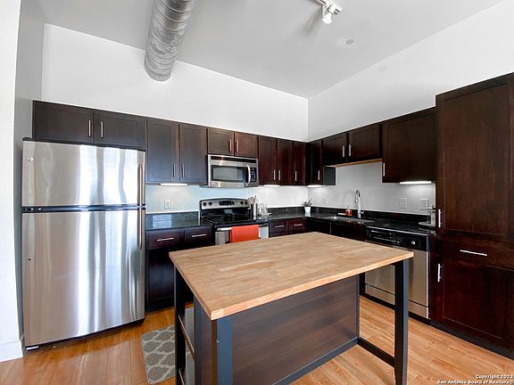 4th image of 1401 S Flores St #408