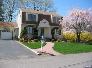 8 Dubel Rd, Wayne, NJ 07470