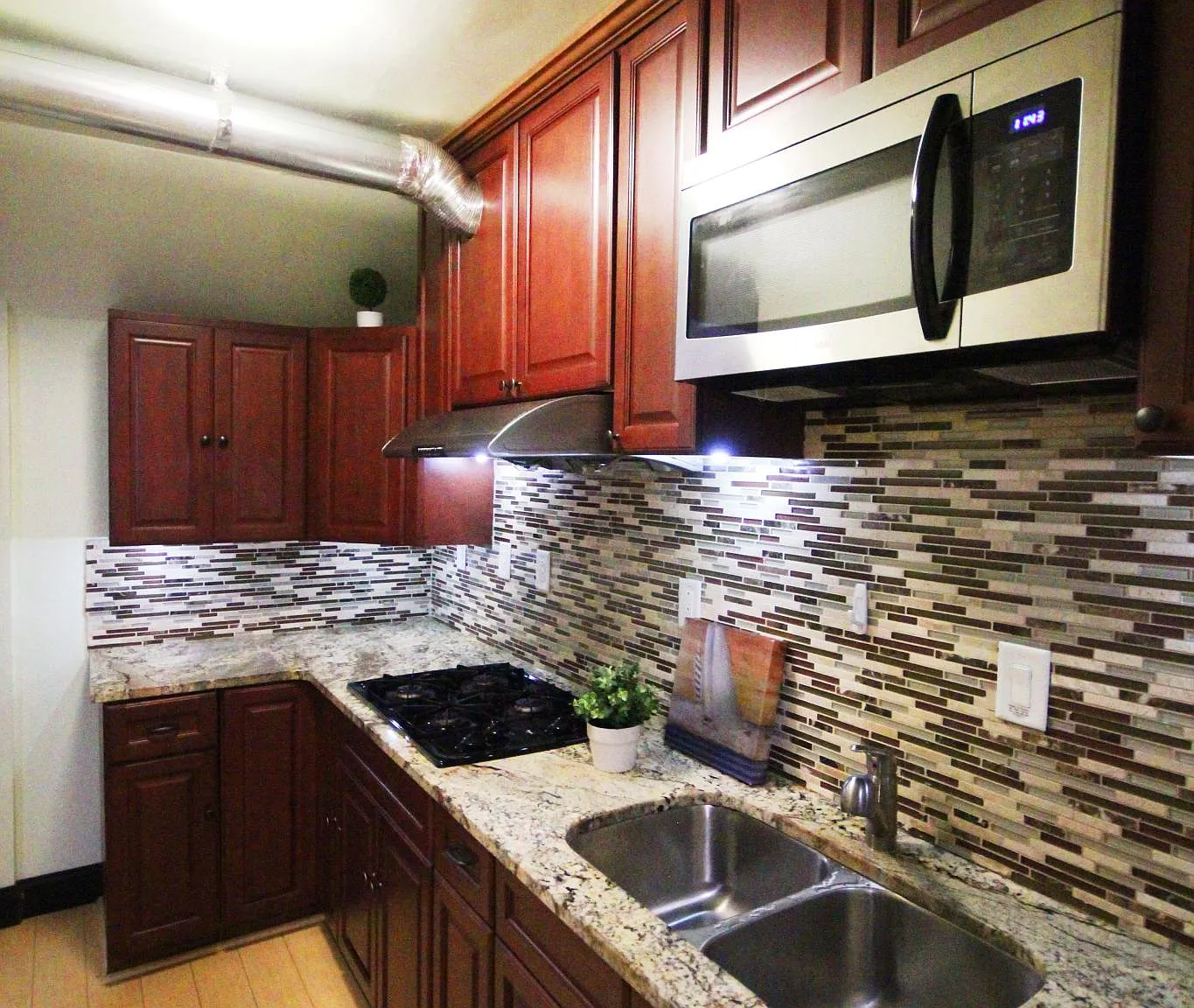 2 bed, $1,300 — Photo 1
