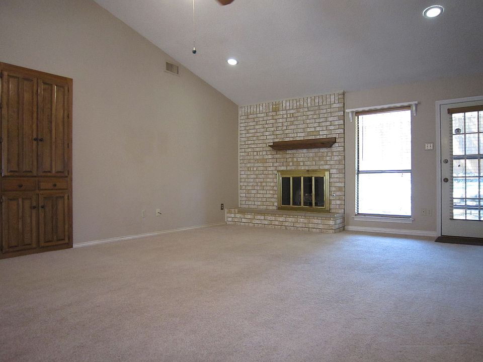 Fireplace with gas log
