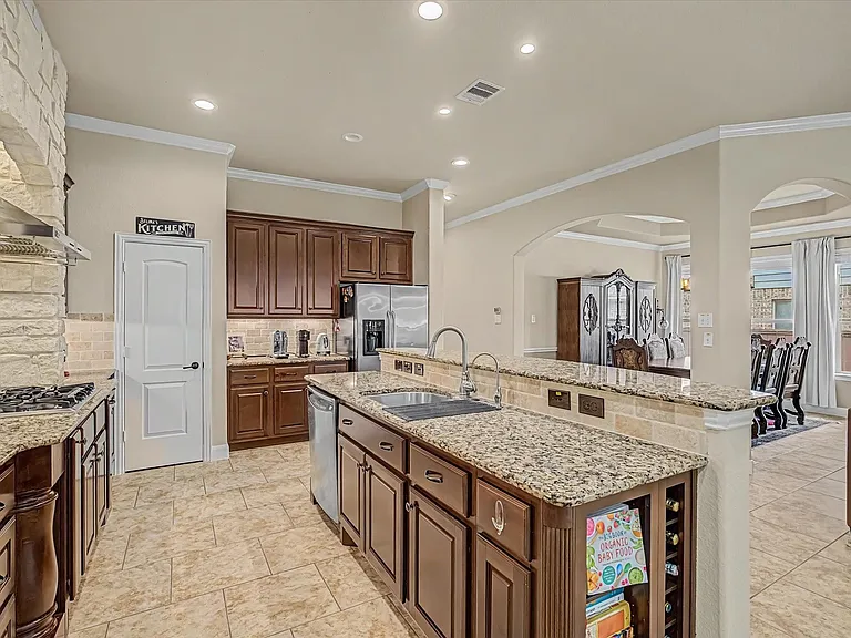 102 N Victoriana Cir — Photo 16