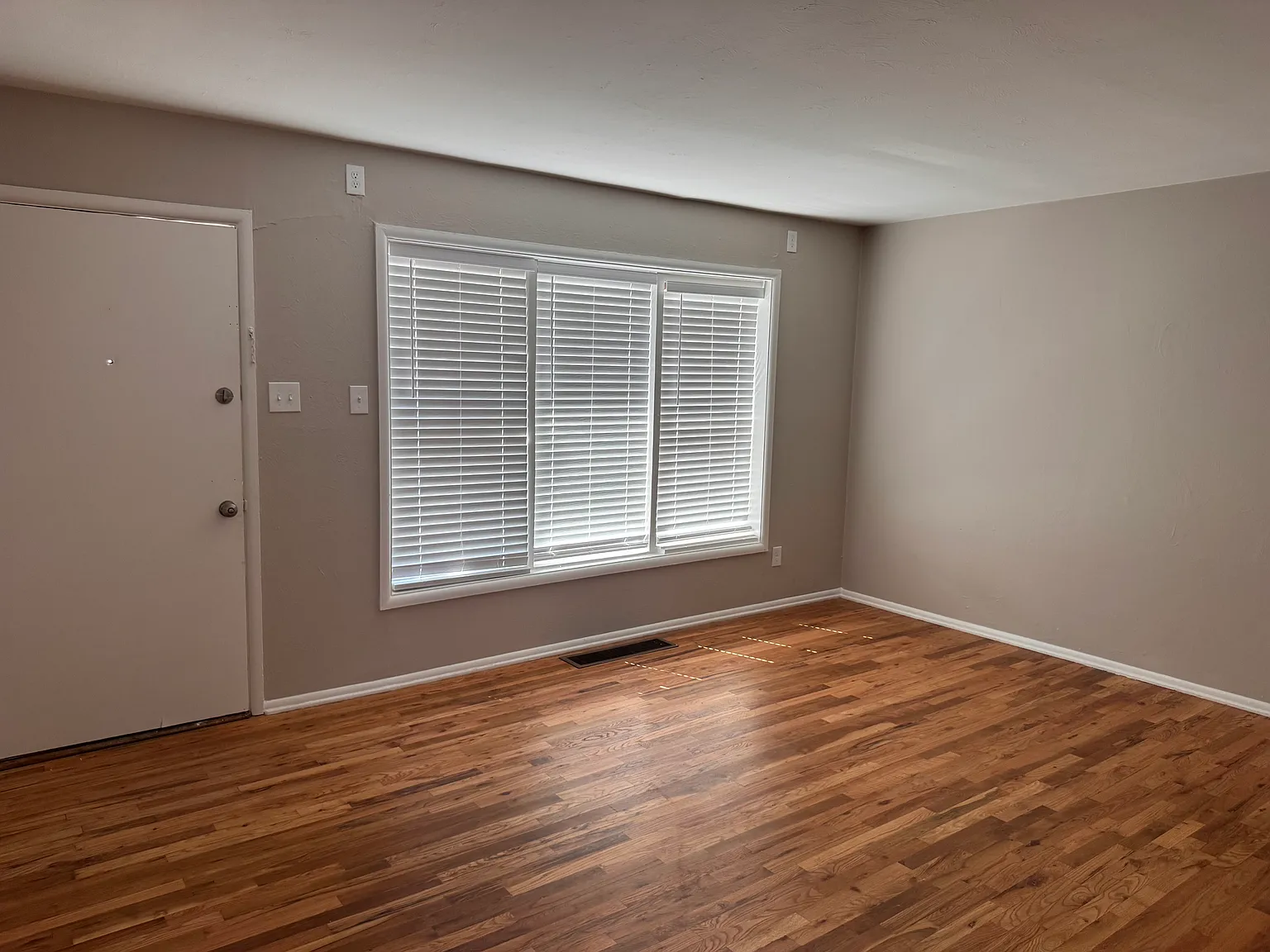 3 bed, 1082 sqft, $2,700 — Photo 3