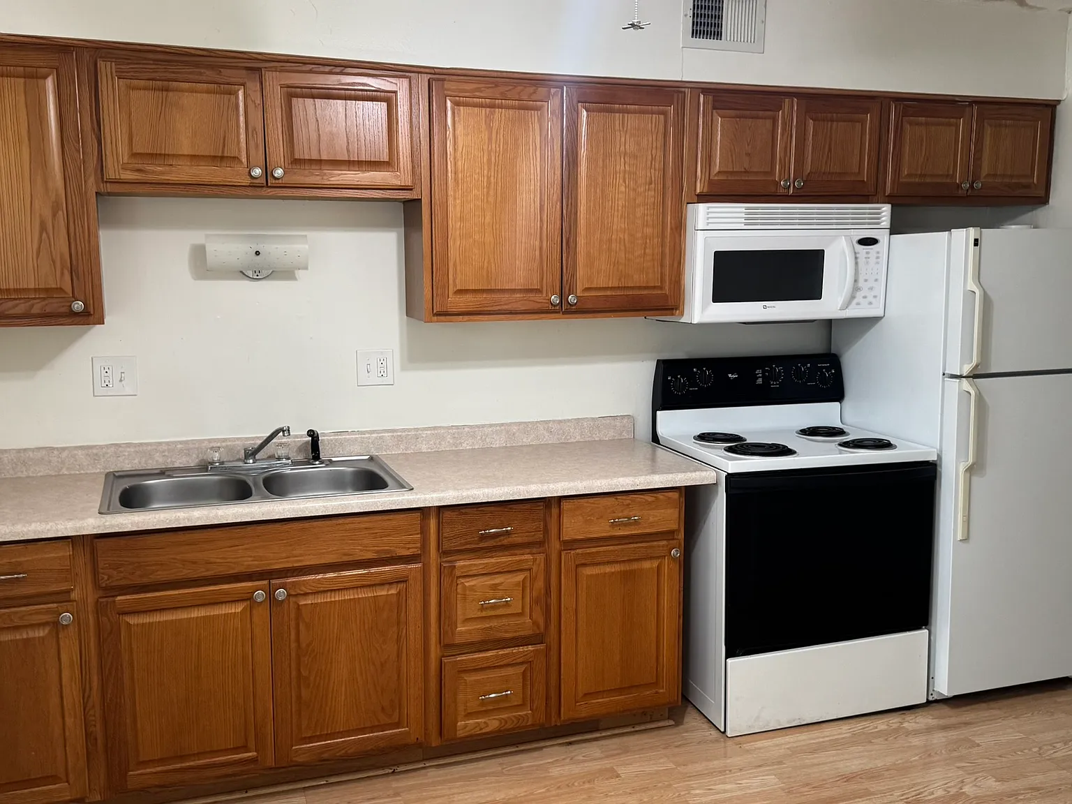 2 bed, 1.5 bath, 700 sqft, $750 — Photo 2