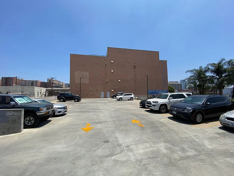 1725 W. 6th St — Photo 6
