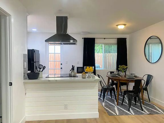 4th image of 2122 E 6th St #3