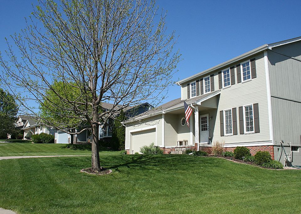 1st image of 303 Oakwood Dr