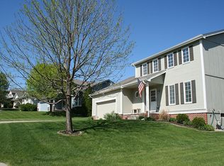 303 Oakwood Dr, Papillion, NE 68133