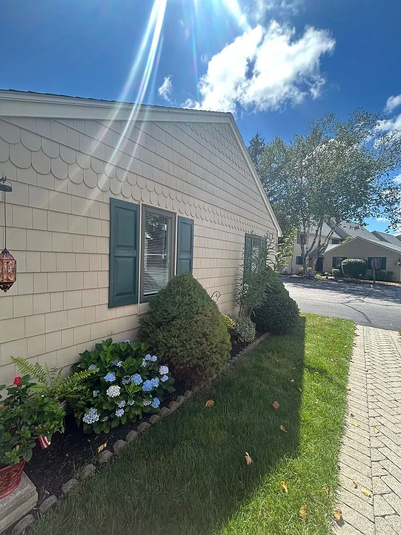 Available Now! Updated Hampton Condo w/ Garage & Laundry — Photo 3