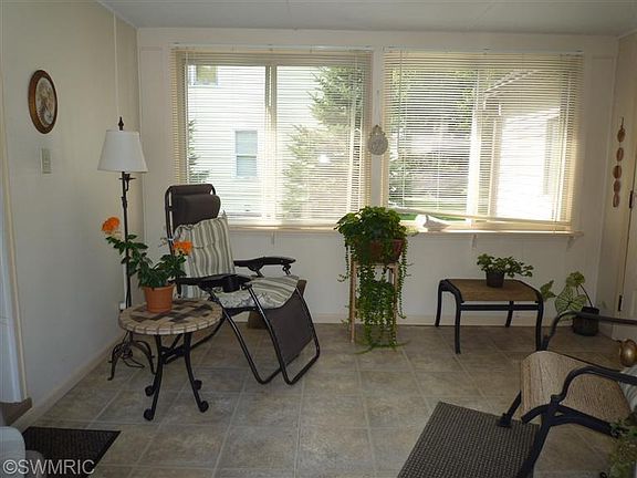 4th image of 412 Evelyn Ave