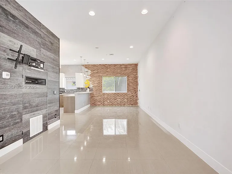 820 NE 7th St #G — Photo 29