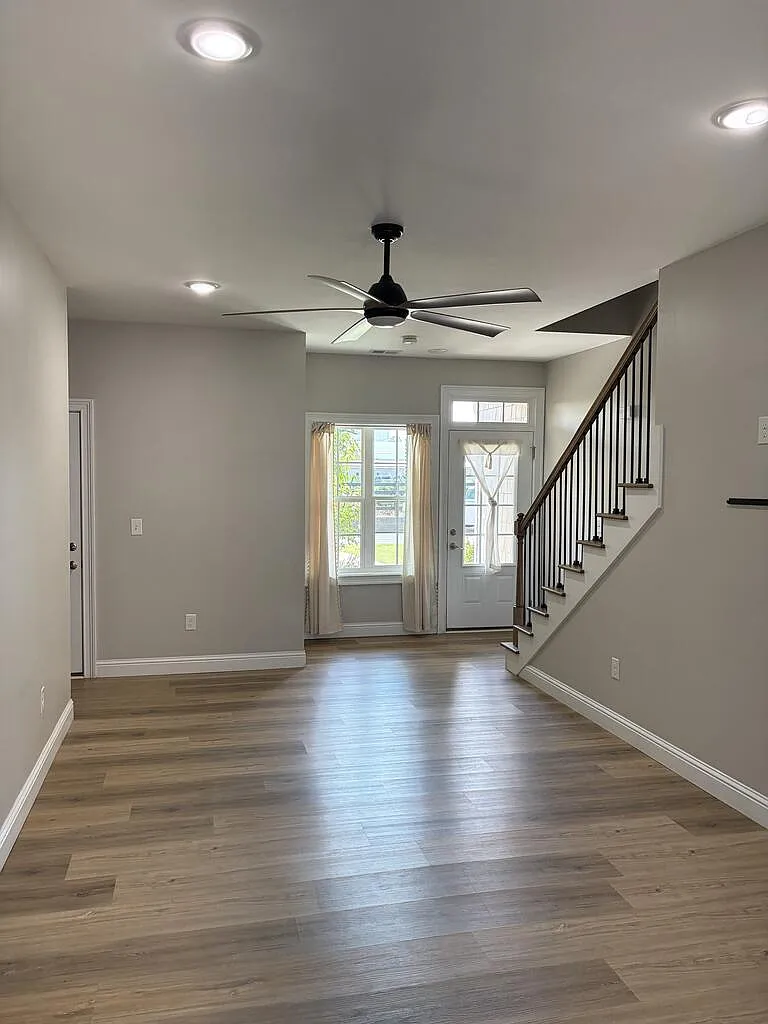 3 bed, $2,000 — Photo 2