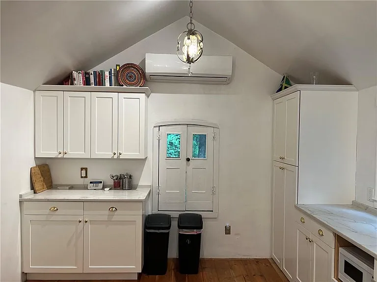 49 Sanford Ave — Photo 7