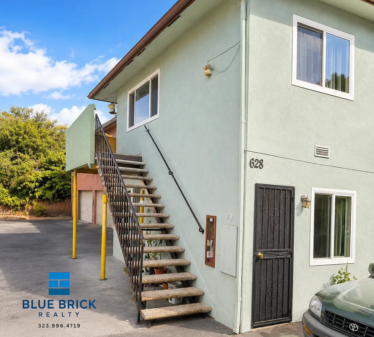 Stylish 2-Bedroom Living Close to Shopping & Transit — Photo 3