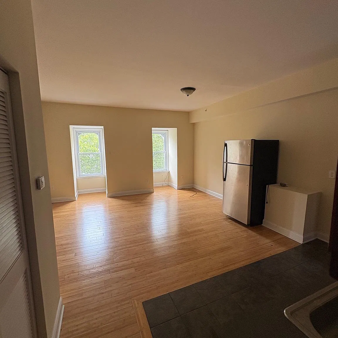3 bed, 1.0 bath, 3348 sqft, $1,575 — Photo 2