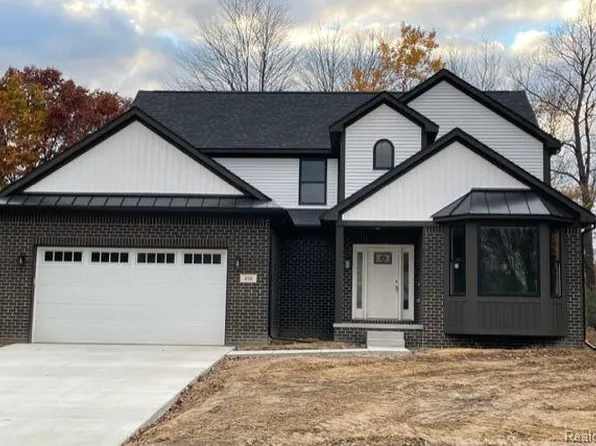 498 Green Hill Ln, Lake Orion, MI 48360