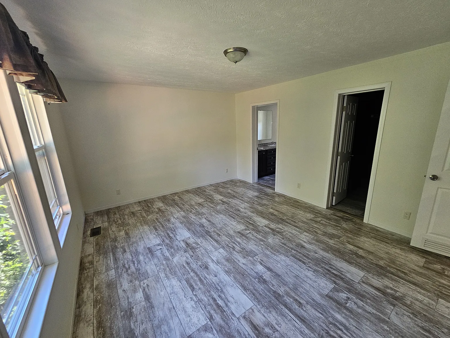 2 bed, 1200 sqft, $2,000 — Photo 3