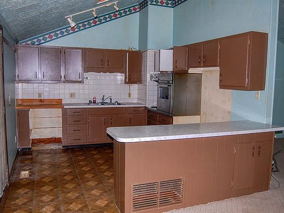 3rd image of 5 Iroquois Dr