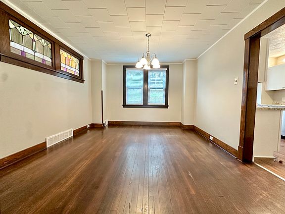 5th image of 928 Woodbourne Ave