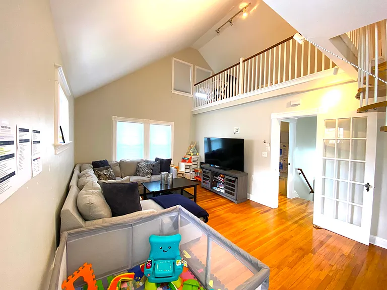 33 Knoll St #2 — Photo 1