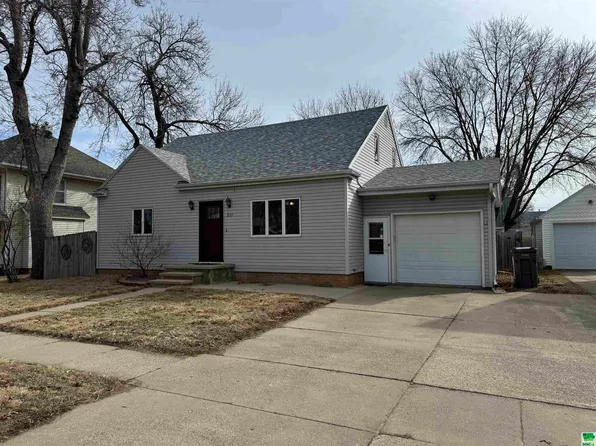 211 Jackson St, Remsen, IA 51050